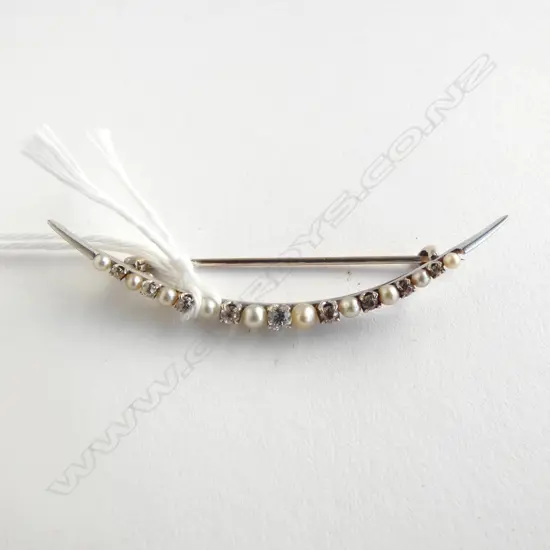 14ct GOLD DIAMOND & PEARL CRESCENT BROOCH L.52mm 2.76gms