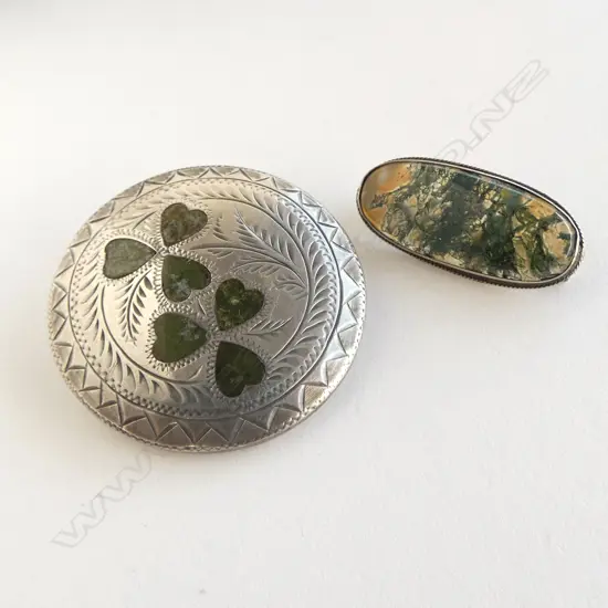 2 VINTAGE SILVER BROOCHES. 1 X LGE set w agate stones clover & engraved + moss agate