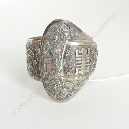 ANTIQUE CHINESE SILVER WIDE BUCKLE BRACELET c.1900 w FLORAL DECOR, 86.6gm