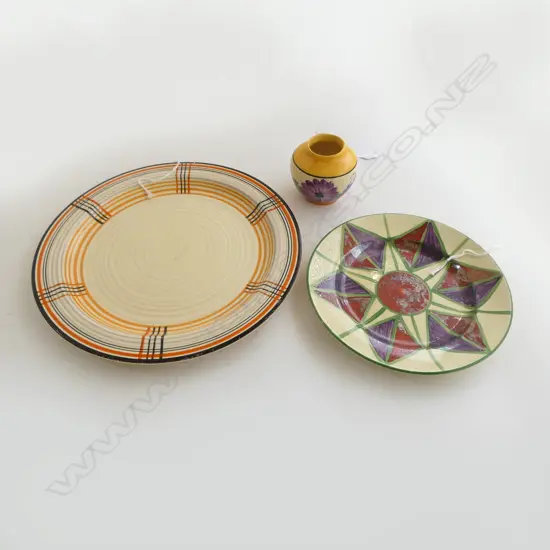 CLARICE CLIFF 2 GEOMETRIC PAINTED PLATES & SMALL GAY DAY PATTERN VASE H.60mm