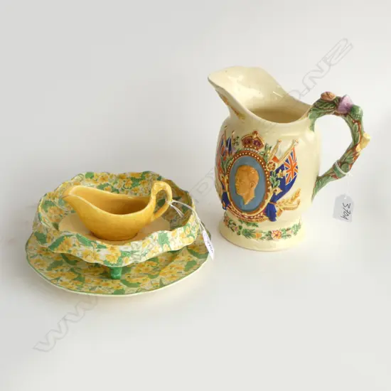 EDWARD VIII COMM. MUSICAL JUG, 2 PCES DUCAL WARE + SMALL CROWN DEVON GRAVY BOAT