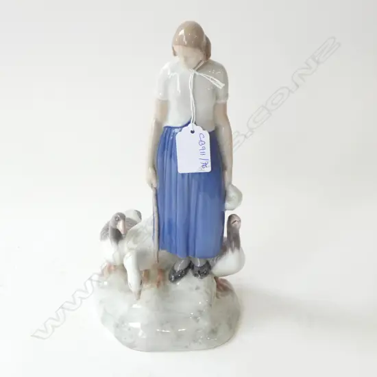 B&G DENMARK WOMAN w. GEESE FIGURINE H.250mm