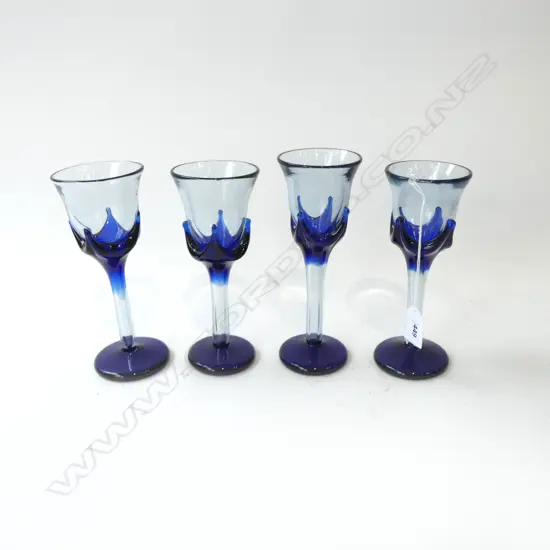 FOUR MID-CENTURY ART GLASS STEM GLASSES SIGNED & D. ’76 H190MM