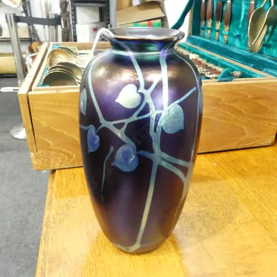 IRRIDESCENT ART GLASS VASE BY RICHARDSON 1987 (USA) H.230mm