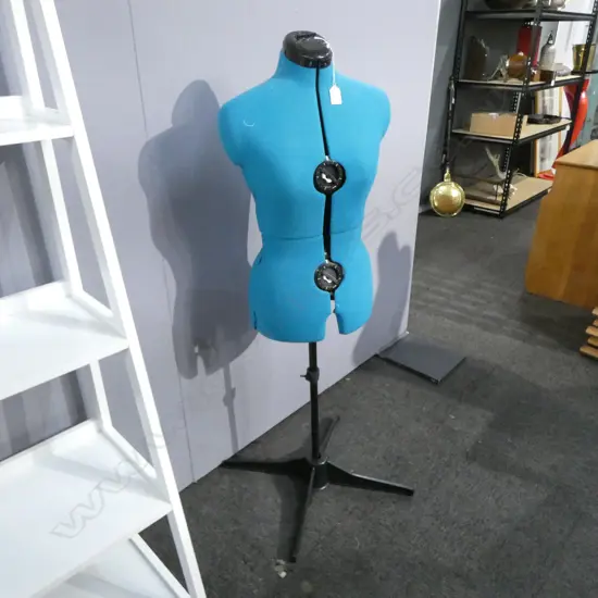 ADJUSTABLE DRESS MAKERS MANNEQUIN