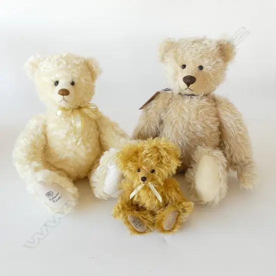 3 ROBIN RIVE TEDDY BEARS; SUSIE & SNOWFLAKE 73/200 & PEACE 67/200 H.380mm