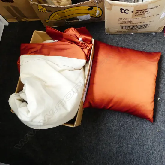 HAND EMBROIDED LARGE QUILT L2600 W1920MM & PILLOW