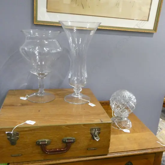 CRYSTAL LAMP, DURAND CRYSTAL VASE H.400mm & GLASS VASE (CHIP)