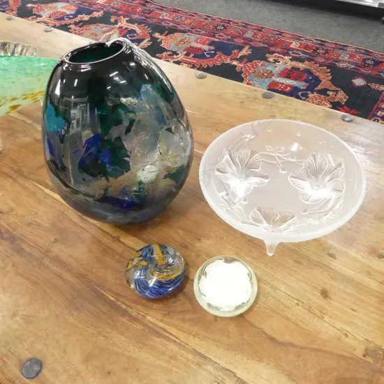 4 PCES ART GLASS, GREEN VASE H.285mm, PETER RAOS 2007 PAPERWEIGHT ETC