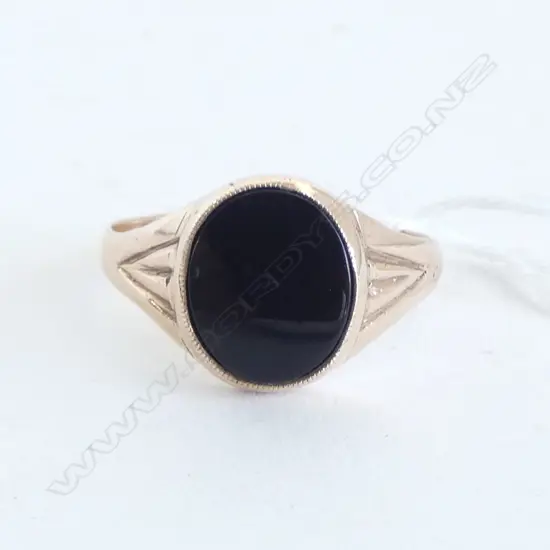 9ct GOLD & ONYX RING; SIZE W, 3.26gms