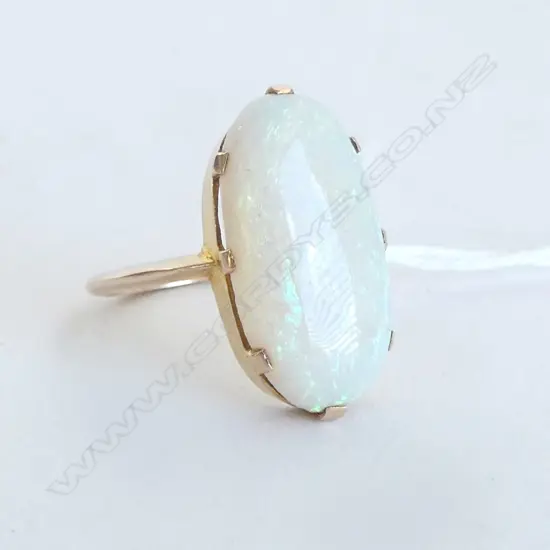9ct GOLD & OPAL (HAIRLINE CRACK) RING; SIZE R, 4.20gms