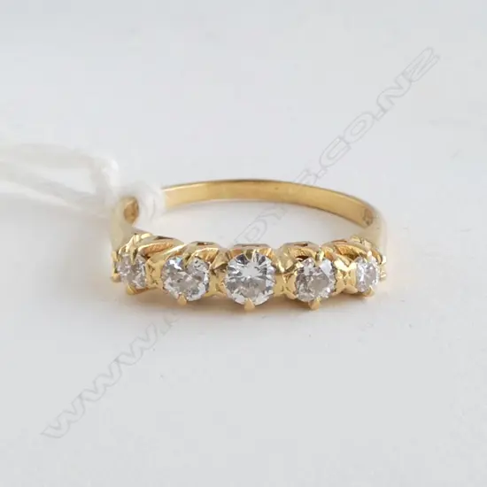 18CT FIVE STONE DIAMOND RING 2.81gm SIZE O