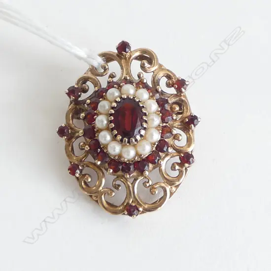 10CT GOLD GARNET & SEED PEARL BROOCH 8.39gms