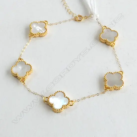 18CT GOLD AND MOTHER OF PEARL CLOVER LEAF BRACELET 1.73gm