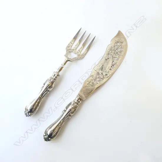 PR LONDON 1856 SILVER BLADED & HANDLED FISH SERVERS engraved fish to blade. Plaster filled handles. 297gms 