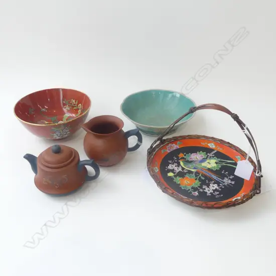 5 PCES ORIENTAL Incl. 2 YIXING TEAPOTS 