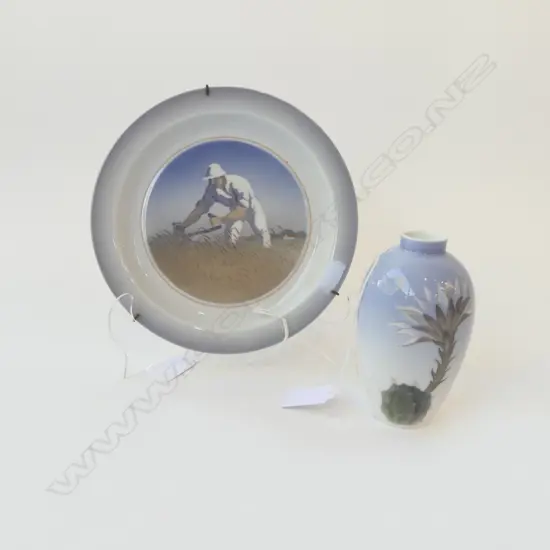 COPENHAGEN WALL PLATE DIA 190 THE HARVESTER & VASE H110MM