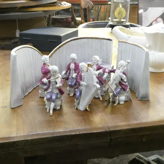 10 PCE PORCELAIN ORCHESTRA H.115mm one leg repaired