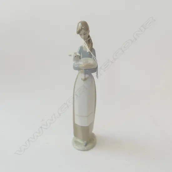 LLADRO FIGURE GIRL HOLDING LAMB H270MM