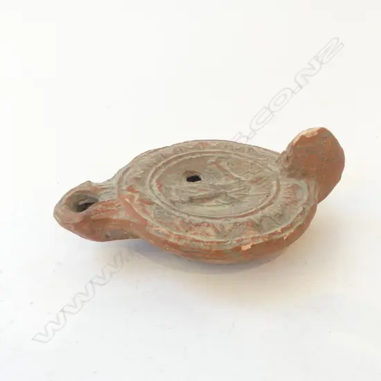 ANCIENT ROMAN TERRACOTTA OIL LAMP