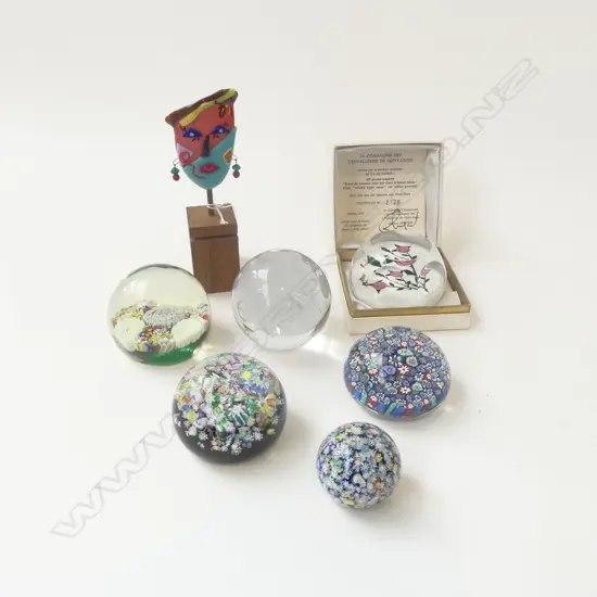 6 PAPERWEIGHTS; 2 MURANO, 2 PERTHSHIRE, ST LOUIS 1976 BOXED, 'CONCORDIA' GLOBE + L. BANDINI ART GLASS FACE H.170mm