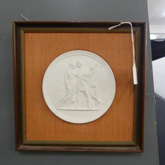 VICT PARIANWARE FRAMED CHINA PLAQUE DIA 140MM