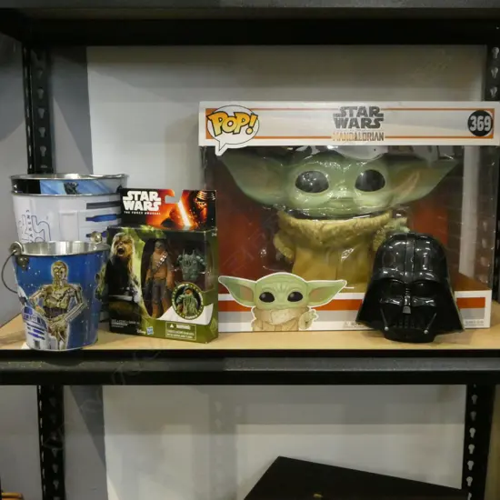 ASSORTED STAR WARS COLLECTABLES