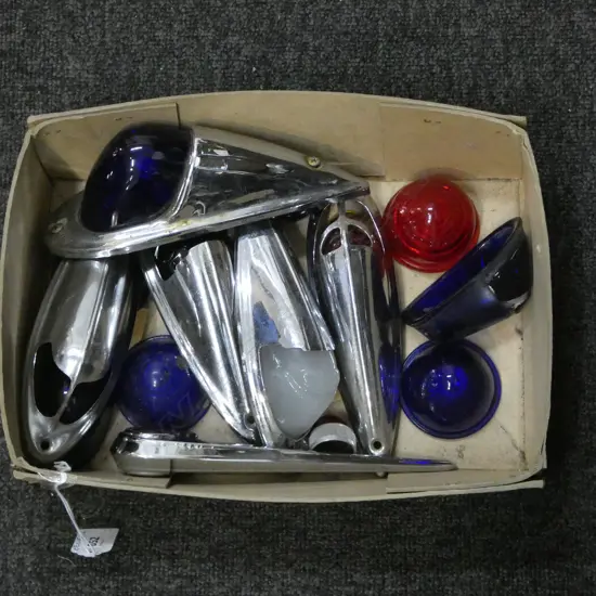 TRAY OF VINTAGE BLUE & RED CAR ROOF LIGHTD & MORRIS BONNET ORN