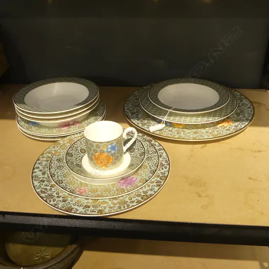 VILLEROY & BOCH 'AUREUS' 4 PLACE SETTING (18)