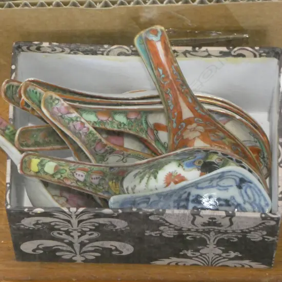 COLLECTION 12 FAMILLE ROSE & OTHER CHINESE SOUP SPOONS