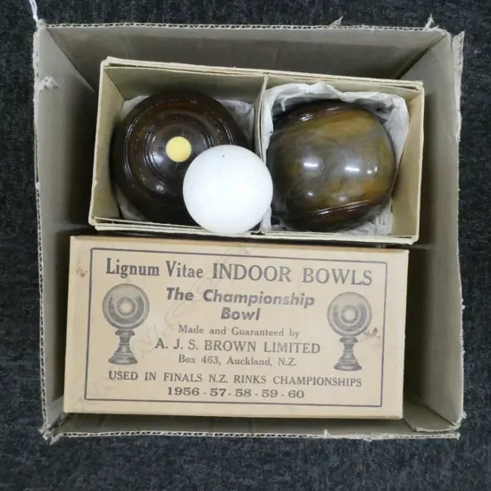 8 LIGNUM VITAE INDOOR BOWLS + KITTY BALL