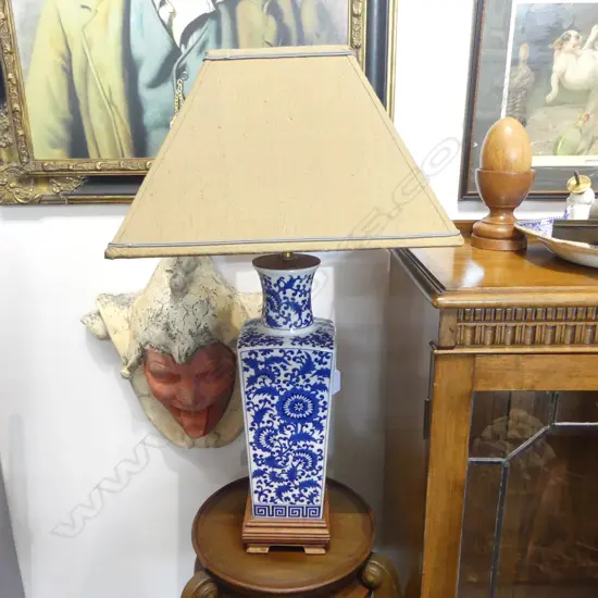 ORIENTAL B/W TABLE LAMP