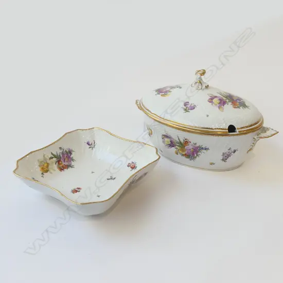 2 PCES ROYAL COPENHAGEN; LIDDED TUREEN W.320mm, SQUARE DISH