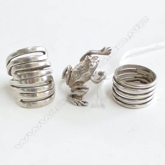 3 925 SILVER RINGS, 22grms INCL. FROG RING