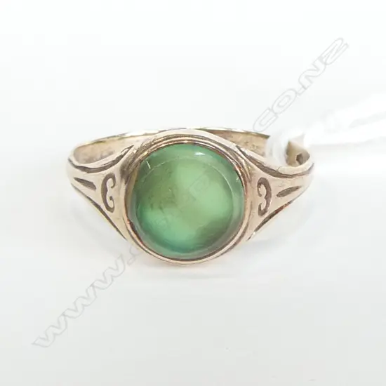 9CT? GOLD + GREEN COLOURED STONE RING; SIZE X 3.5gm STONE SHOWING WEAR size X
