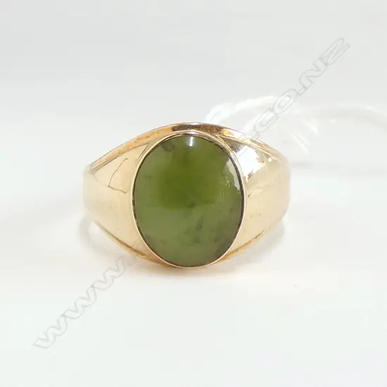 9ct GOLD & POUNAMU SIGNET TYPE RING 4.8gms size W