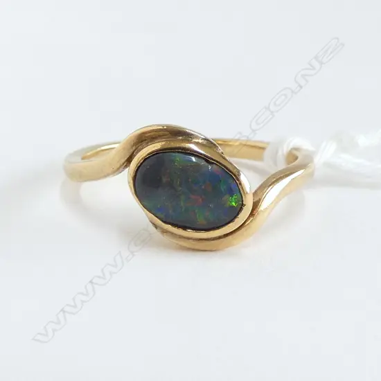 9ct GOLD & OPAL RING 3.26gms small chip 3.26gms