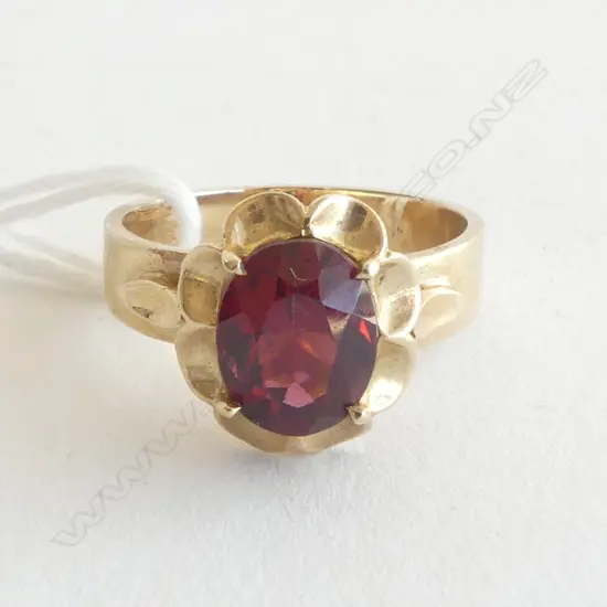 9CT GOLD GARNET RING oval facet cut in scalloped mount 4.2gms SIZE N