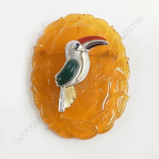 Oriental tortoiseshell 18ct white gold + 5 diamonds & agate & sapphire eye toucan brooch. H.68mm