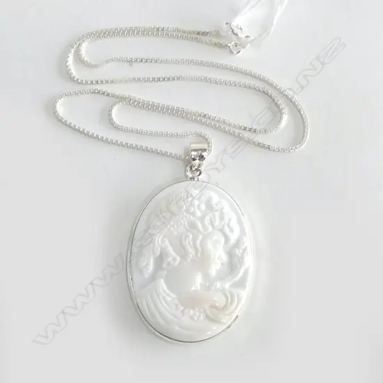SILVER SET CAMEO PENDANT on SILVER BOX CHAIN new