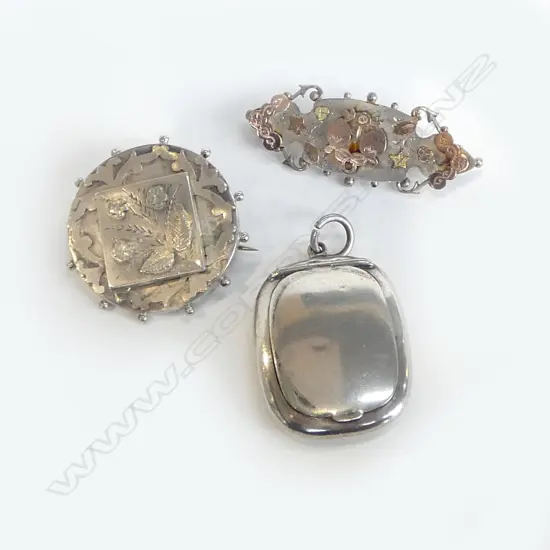 2 STG SILVER BROOCHES 12.5grms + EP COMPACT / LOCKET PENDANT