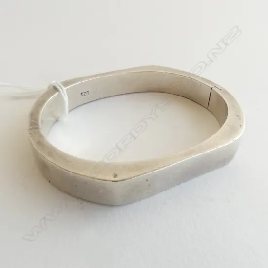 RETRO STG SIL HINGED BANGLE 2 flat sides. Tongue clasp. Hidden hinge