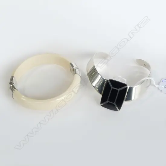 IVORY & ST SILVER HINGED BANGLE W.80mm & OTHER SILVER