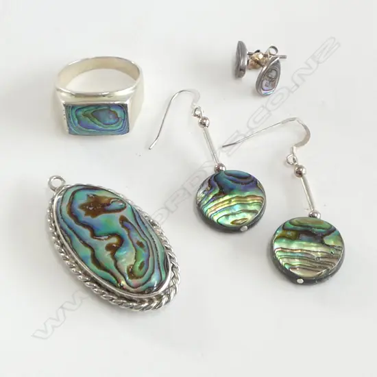 SILVER SET PAUA JEWELLERY INCLDS; RING, PENDANT & 2 PRS EARRINGS RING SIZE U