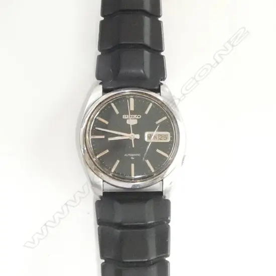 SEIKO 5 GENT'S WRISTWATCH dark green dial. Glass w crack. Running