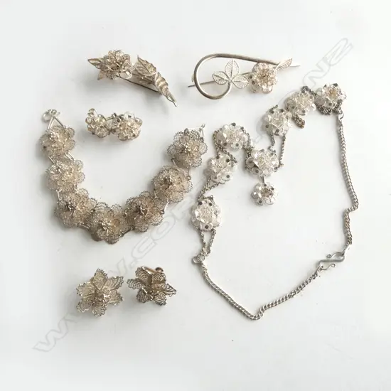 SILVER VINTAGE FILAGREE JEWELLERY: necklace + bracelet + 2 prs earrings + 2 brooches 78gms