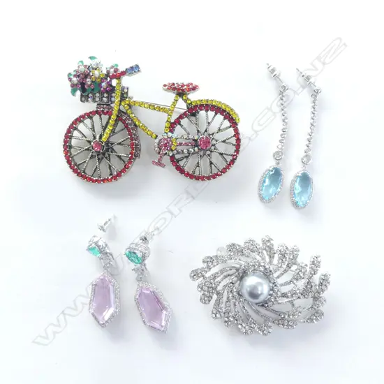 2 PRS COSTUME EARRINGS & 2 COSTUME BROOCHES