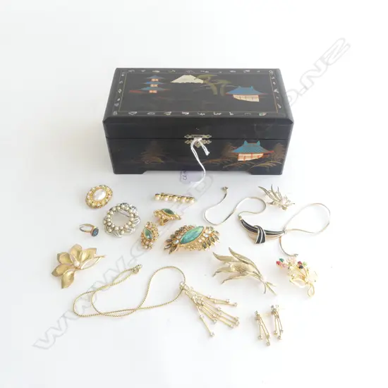 JAPANESE JEWELLERY BOX W.205mm + GOLD TONE BROOCHES ETC