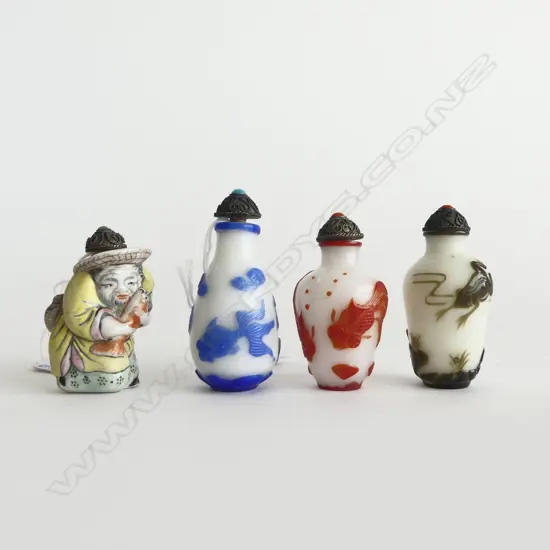 3 JAPANESE GLASS SNUFF BOTTLES H.65mm + PORCELAIN SNUFF BOTTLE OF FISHERMAN (SOME SMALL CHIPS)