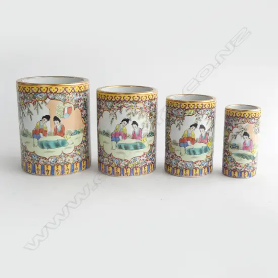 4 GRADUATING CHINESE VASES H.155mm